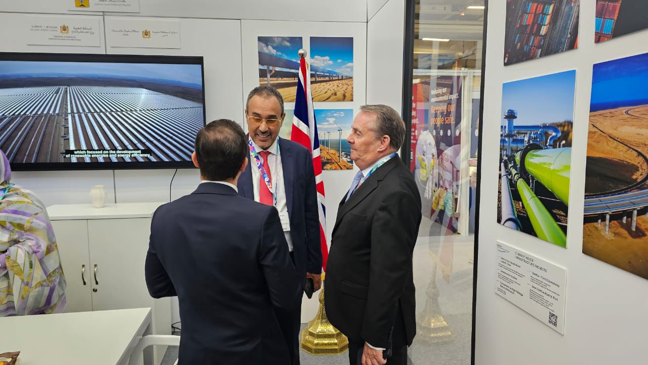 الخطاط ينجا يستقبل وزير الدفاع البريطاني السابق ليام فوكس في رواق الجهة بالملتقى الدولي Innovation zero » المنظم في لندن