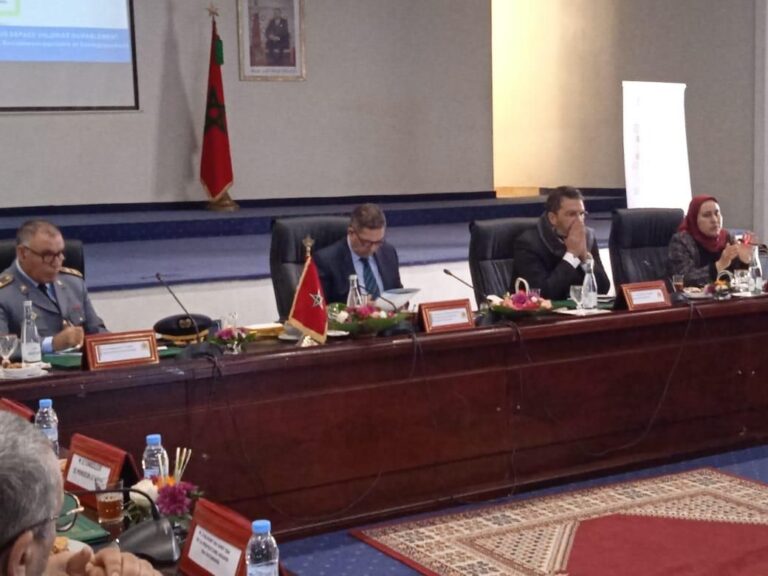 والي جهة سوس ماسة يوبخ مسؤول الموانئ بسبب التلوث البحري: “آش كتديرو بالفلوس؟”