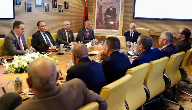 وزير الفلاحة أحمد البواري يعقد اجتماع موسّع لمناقشة سير الموسم الفلاحي واستدامة الموارد المائية