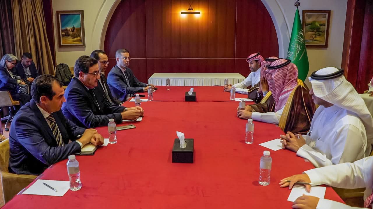 عبدالصمد قيوح وزير النقل واللوجيستيك يعقد لقاء عمل مع السيد عبد العزيز بن عبد الله الدعيلج، رئيس المجلس التنفيذي للمنظمة العربية للطيران المدني ورئيس الهيئة العامة للطيران المدني بالمملكة العربية السعودية