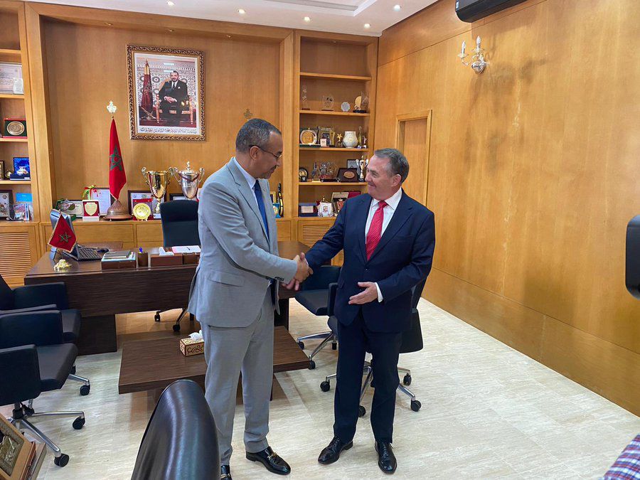 لخطاط ينجا يستقبل وزير الدفاع البريطاني السابق ليام فوكس في رواق الجهات الجنوبية للمملكة بالملتقى الدولي Innovation zero » المنظم في لندن