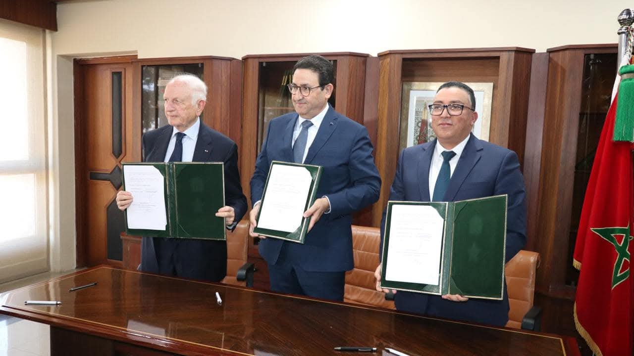 قيوح وزير النقل واللوجيستيك يشرف على توقيع عدة اتفاقيات مع مؤسسة البحث والتطوير والابتكار في العلوم والهندسة