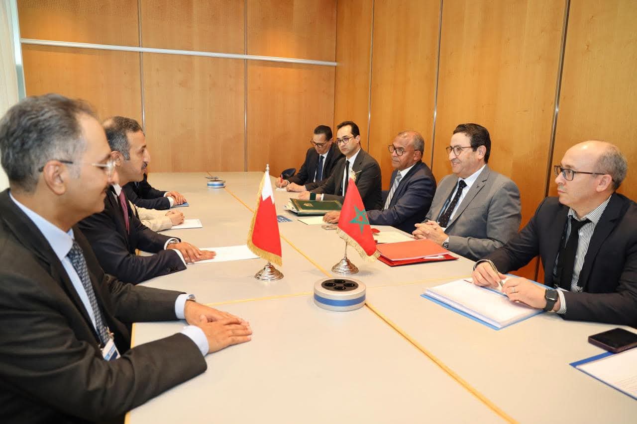 الوزير عبدالصمد قيوح يستقبل الدكتور الشيخ عبدالله بن أحمد الخليفة وزير النقل والمواصلات البحريني