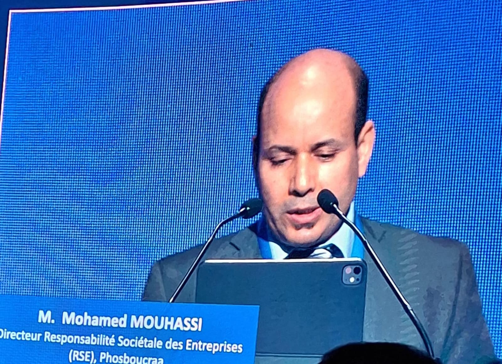 محمد موحاسي مدير الإلتزام المجتمعي والمسؤولية الاجتماعية فوسبوكراع يبرز مساهمة المكتب الشريف للفوسفاط في التحول الطاقي والطاقة المتجدده والابتكار في المنتدى البرلماني للتعاون الاقتصادي المغرب- سيماك بالعيون