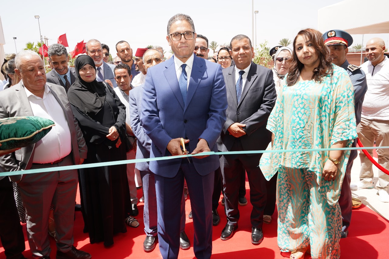 والي جهة مراكش اسفي يُدشّن مكتبة وسائطية ومركزاً كهربائياً لتعزيز التنمية والخدمات بالمدينة