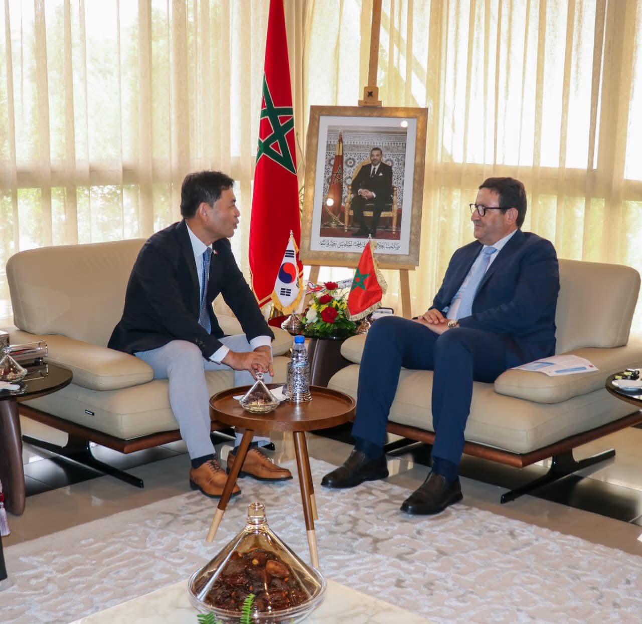 عبدالصمد قيوح وزير النقل واللوجيستيك يستقبل السيد يونجيان يون، سفير جمهورية كوريا الجنوبية لدى المملكة المغربية