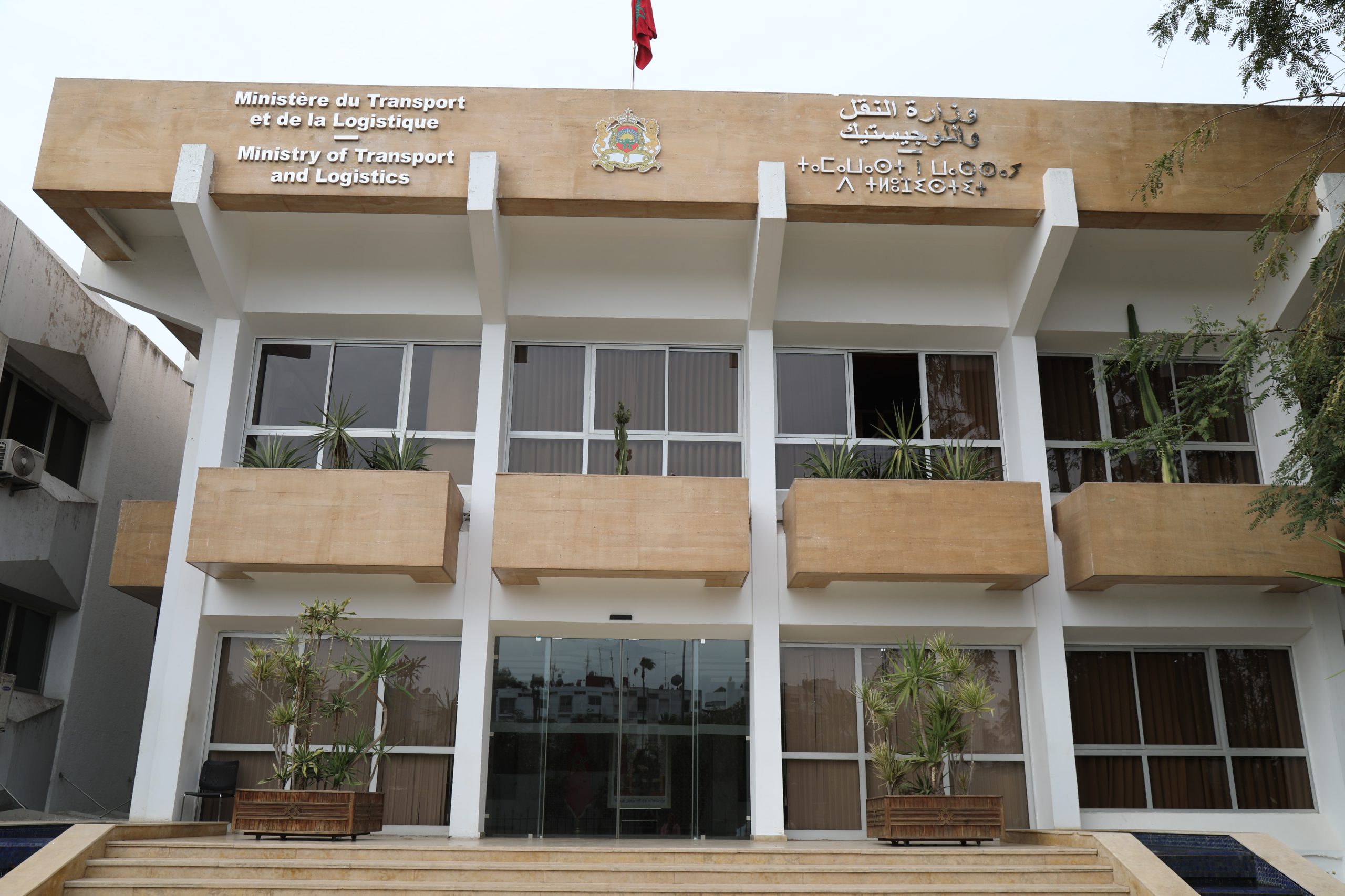 وزارة النقل واللوجستيك تصدر بلاغ بخصوص تحرير محاضر مخالفات تخص صفائح تسجيل المركبات الخاصة بالسير الدولي