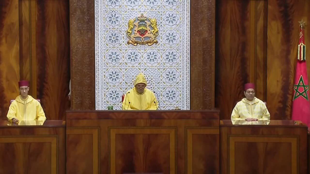 جلالة الملك يدعو الحكومة والبرلمان إلى تعبئة كل الطاقات وتغليب المصالح العليا للوطن والمواطنين