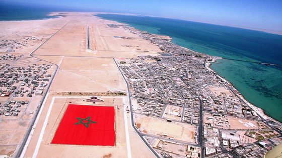 Un drapeau marocain de plus de 60.000 m2, a été certifié par Guinness, le plus grand du monde, samedi (08/05/2010), à Dakhla, en présence de Mme Tariqa Varana, juge de Guinness World Record