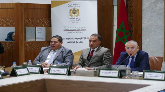 مراكش: اجتماع اللجنة الإقليمية للتنمية البشرية يتوج بالمصادقة على 12 اتفاقية شراكة وتوزيع 09 سيارات للنقل المدرسي والاجتماعي