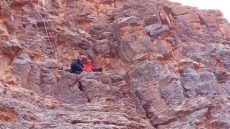 استنفار بطاطا لإنقاذ سائحتين علقتا بمرتفعات صخرية خطيرة