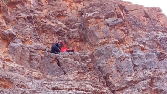 استنفار بطاطا لإنقاذ سائحتين علقتا بمرتفعات صخرية خطيرة