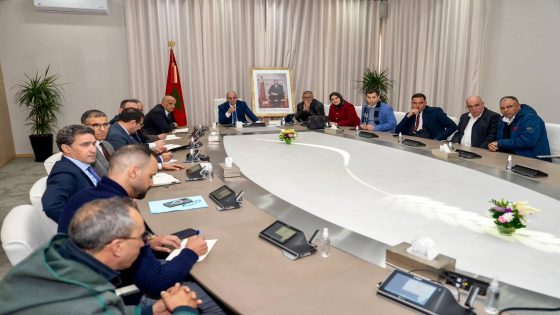 البواري وزير الفلاحة  يلتقي الفلاحين المتضررين من الفيضانات بحوض اللوكوس ويعد بدعم مباشر تعويضات.