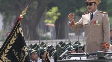 Moroccan King Mohammed VI reviews a regiment of the royal gendarmerie in Rabat 14 May 2006 to celebrate the 50th year of the Moroccan Royal Armed Forces. AFP PHOTO POOL /ABDELHAK SENNA (Photo by ABDELHAK SENNA / AFP POOL / AFP)