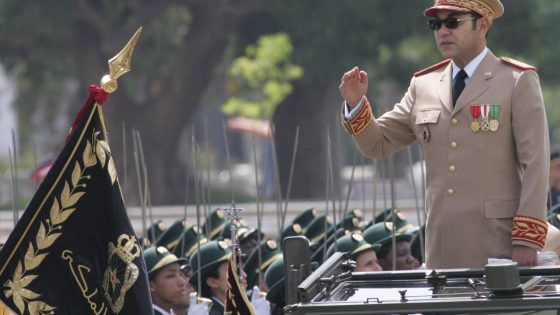 Moroccan King Mohammed VI reviews a regiment of the royal gendarmerie in Rabat 14 May 2006 to celebrate the 50th year of the Moroccan Royal Armed Forces. AFP PHOTO POOL /ABDELHAK SENNA (Photo by ABDELHAK SENNA / AFP POOL / AFP)