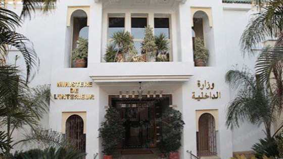 وزارة الداخلية تنفي إصدار أي بلاغ بشأن تدبير واستغلال رخص سيارات الأجرة