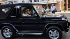 جلالة الملك يتجول بشوارع طنجة ويتبادل التحايا مع المواطنين